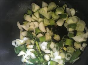 倒入盐和酱油炒至均匀，加入葱翻炒