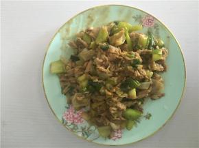 将葱炒至9成熟后，倒入牛肉翻炒 ，炒熟后起锅