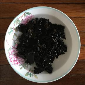 木耳洗净用清水浸泡