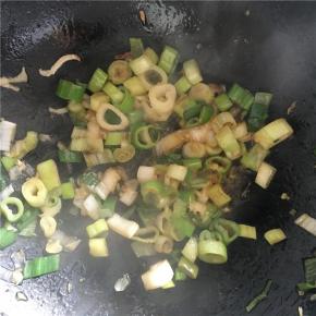 倒入备好的姜&蒜末、葱花小火翻炒