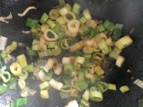 倒入备好的姜&蒜末、葱花小火翻炒