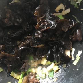倒入木耳后开中火，不时加点水