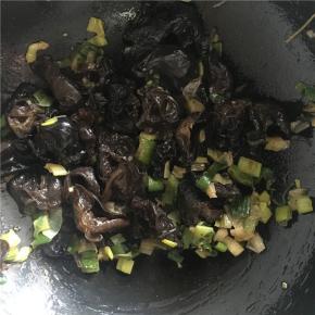 炒至木耳熟后盛盘