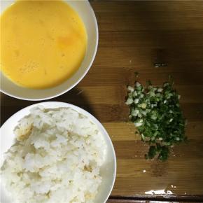 鸡蛋打入碗内并打散（不要打出泡沫）