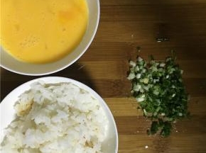 鸡蛋打入碗内并打散（不要打出泡沫）