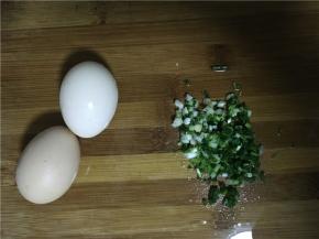 佐料准备：葱切碎