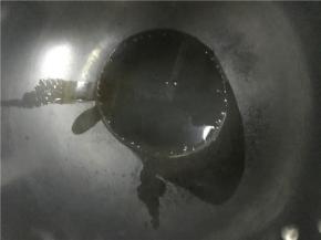 锅里倒入少许食用油加热
