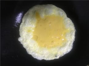 倒入打散的鸡蛋，煎至两面金