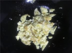 待鸡蛋饼两面金黄后，再把鸡蛋饼炒碎，盛出鸡蛋备用