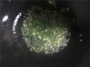 锅内倒入少许油小火加热