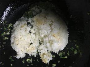 倒入米饭将米饭炒碎，炒的时候不时少放点水