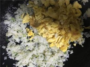 倒入炒好的鸡蛋，翻炒几下，待米饭和鸡蛋混合均匀后，关火出锅