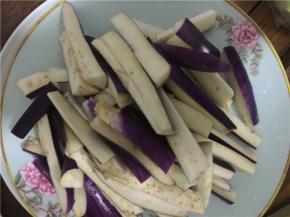 将土豆、茄子洗净切长条块，