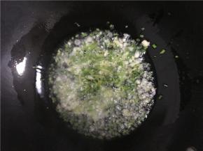 锅里倒入少许食用油加热，放入葱姜蒜等佐料（油略放多些）