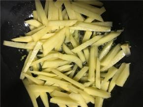 待加热后，倒入土豆翻炒