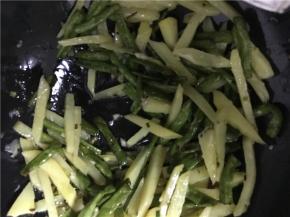 待土豆炒至七分熟后放入豆角