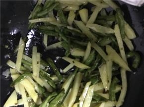 待土豆炒至七分熟后放入豆角