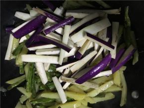 翻炒至土豆九分熟（豆角八分熟，翻炒过程中可加适量水）后放入茄子