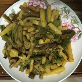 翻炒至土豆、豆角、茄子都熟后起锅，盛出