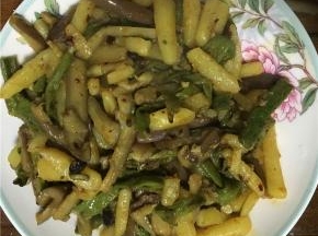 翻炒至土豆、豆角、茄子都熟后起锅，盛出