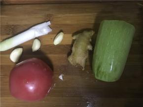 将番茄和西葫芦洗净切片