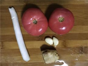 将番茄洗好切片，鸡蛋打到碗里搅拌