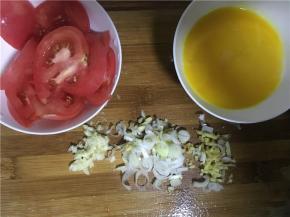 佐料准备：小葱切碎、姜切丝、蒜切碎