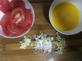 佐料准备：小葱切碎、姜切丝、蒜切碎