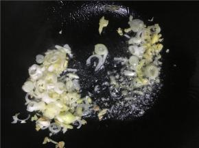 倒入备好的葱花，姜丝、蒜末，倒入盐和酱油翻炒