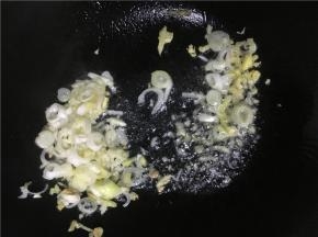 倒入备好的葱花，姜丝、蒜末，倒入盐和酱油翻炒