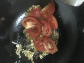 倒入番茄翻炒