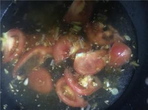 翻炒几下后，锅中倒入开水