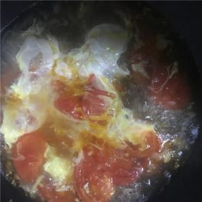 番茄煮到脱皮后，倒入鸡蛋液