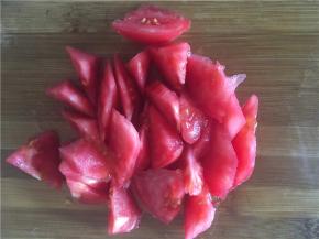 将番茄洗净切块