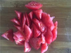 将番茄洗净切块