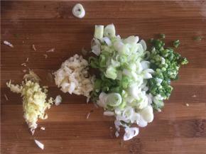 佐料准备：葱姜蒜切碎