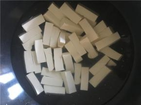 在锅中填冷水，将豆腐条放进冷水开大火煮