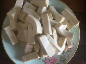 水煮开过2分钟左右，将豆腐盛出备用
