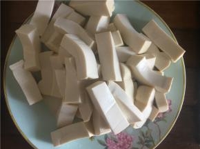 水煮开过2分钟左右，将豆腐盛出备用