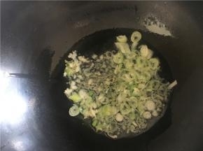 倒入备好的葱花、姜丝、蒜末