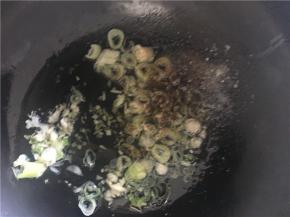 开中火翻炒，倒入盐、酱油、醋、糖、料酒继续翻炒几下