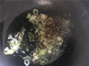 开中火翻炒，倒入盐、酱油、醋、糖、料酒继续翻炒几下