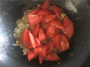 将番茄倒入锅中