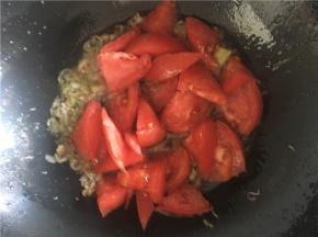 将番茄倒入锅中