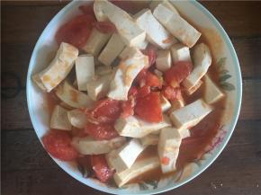 加入豆腐后要轻微翻炒，不然豆腐易碎，可以加水煮会让豆腐更入味，炒好后盛出