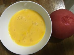 鸡蛋打入碗内，加入盐少许，搅匀