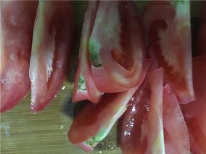 将蕃茄洗净切块