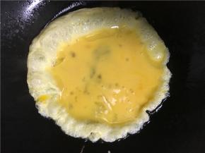 等到油微微冒烟时，下蛋液微煎