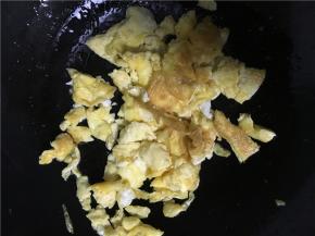 将煎蛋切碎翻炒，待鸡蛋炒成表面嫩黄时盛出