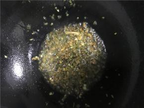 至油温合适后，倒入葱花、蒜、姜末和适量盐翻炒几下，倒入盐和酱油炒至均匀